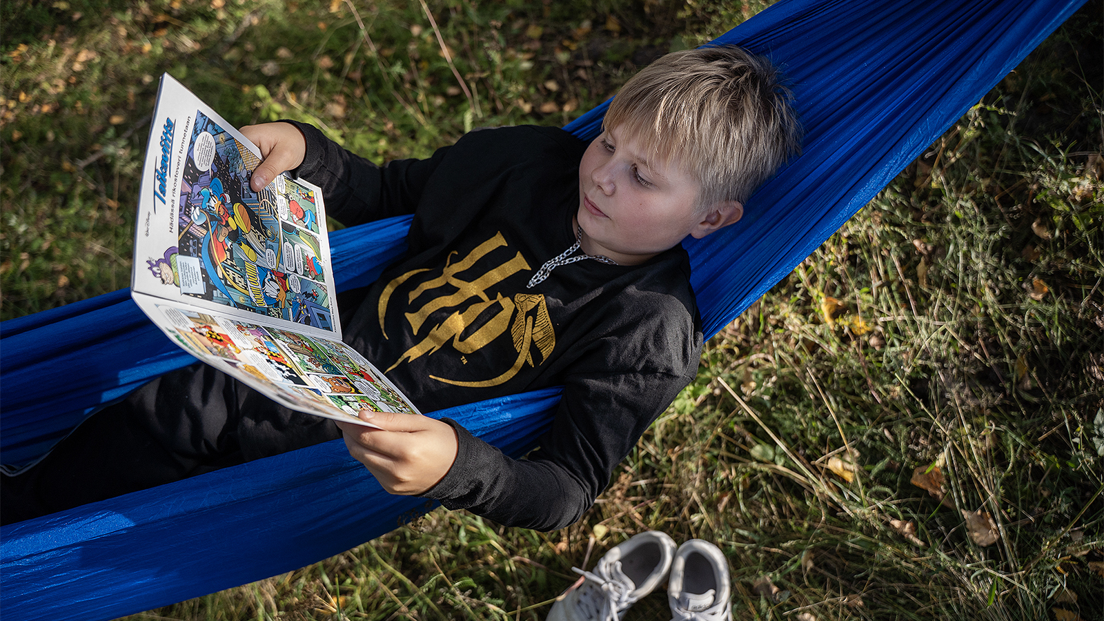 Helsingin kaupunki selvittää tutkimuksessaan, miten sarjakuvien säännöllinen saatavuus kotiin vaikuttaa lasten lukuintoon. Helsingin kolmasluokkalaiset saavat painetun Aku Ankan kotiinsa maksutta kolmen kuukauden ajan.