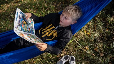 Helsingin kaupunki selvittää tutkimuksessaan, miten sarjakuvien säännöllinen saatavuus kotiin vaikuttaa lasten lukuintoon. Helsingin kolmasluokkalaiset saavat painetun Aku Ankan kotiinsa maksutta kolmen kuukauden ajan.