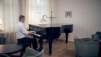 Orkesteri soi sivistyksen puolesta, huutokilpailua vastaan. Suomen Kuvalehden pääbisnes on edelleen viikoittain ilmestyvässä lehdessä, jossa on pitkiä ja syvällisiä juttuja. Se on mahdollista myös jatkossa, jos yhteiskunnassa arvostetaan sivistystä, sanoo päätoimittaja Matti Kalliokoski.