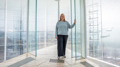 Talouselämän uutispäällikkönä työskentelevä Seija Holtari teki aikanaan rohkean loikan uutismediasta aikakauslehteen, vaikka henkinen kynnys oli iso. Ennakkoluulot karisivat kuitenkin äkkiä. Holtari näkee, että taloutta voi aikkarissa katsoa todella monesta kulmasta, mutta uutismediassa moni kiinnostava asia jää kertomatta.
