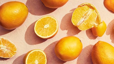 Vuoden valokuvaajana palkittu Reetta Pasanen luo raikkaissa ruokakuvissaan mielikuvituksellisia maailmoja