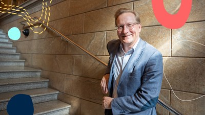 Toimituspäällikkönä TEK-lehdessä työskentelevä Henrik Muukkonen seuraa työelämän, yhteiskunnan ja tekniikan kehitystä Tekniikan Akateemiset TEKin jäsenten näkökulmasta – ja pysyttelee tarkkana. Jäsenkunta on laaja ja moninainen, ja aina kun johonkin suuntaan kumartaa, niin toiseen pyllistää.