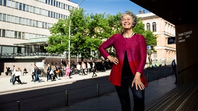 Vaikka tiedejournalismi ei ollut Marja Pembertonin unelma, sattuma ohjasi siihen suuntaan. Nyt hän on luotsannut tutkimusta yleistajuistavaa Yliopisto-lehteä pian jo 24 vuotta. Helsingin yliopiston 11 tiedekuntaa on toimitukselle juttuaiheiden valtameri.