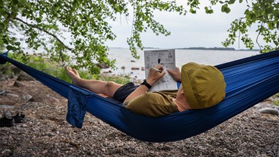 Ristikkolehtien myynnissä selvä piikki kesäkuukausina – Suomi on poikkeuksellinen ristikkomaa